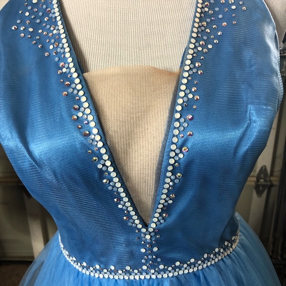 Formal gown - Picture 2 of 4